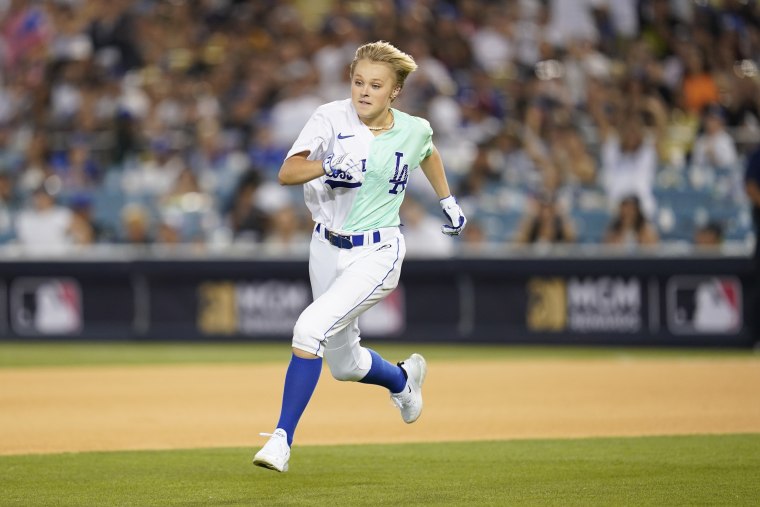 JoJo Siwa hits impressive inside-the-park home run at the 2022 All