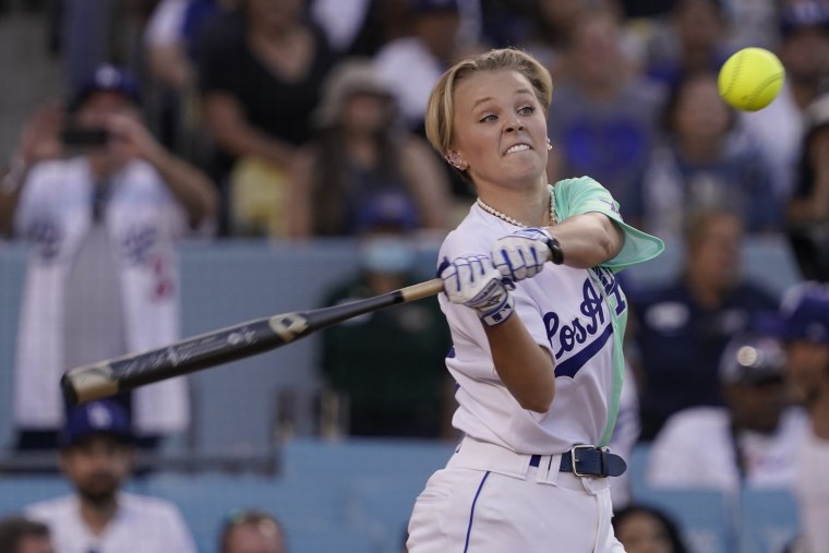 JoJo Siwa hits impressive inside-the-park home run at the 2022 All