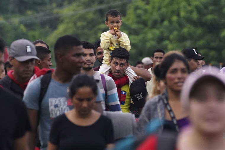 Migrantes, muchos de Centroamérica y Venezuela, caminan por la carretera Huehuetan en el estado de Chiapas, México, la madrugada del martes 7 de junio de 2022.