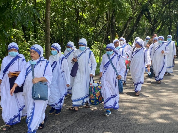 Monjas de las Misioneras de la Caridad a su llegada a Costa Rica después de ser expulsadas de Nicaragua, el 6 de julio