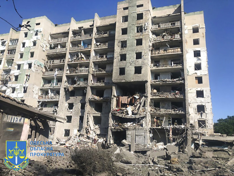 Un edificio residencial dañado en Odessa, Ucrania, a primera hora del viernes 1 de julio de 2022, tras los ataques con misiles rusos.