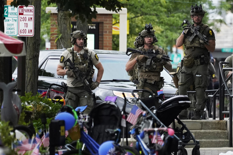 Policías buscan pruebas en la escena del tiroteo masivo del desfile del 4 de julio de Highland Park en el centro de Highland Park, un suburbio de Chicago, el lunes 4 de julio de 2022.