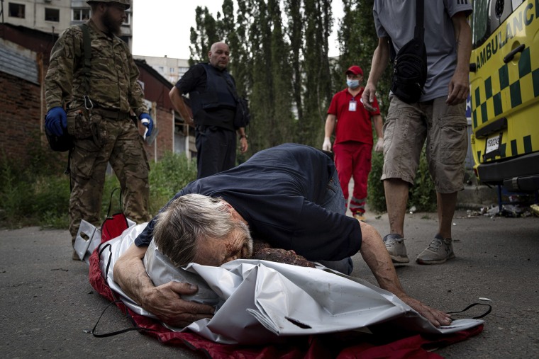 Viktor Kolesnik llora sobre el cuerpo de su esposa Natalia Kolesnik, quien murió durante un bombardeo ruso en un barrio residencial en Kharkiv, Ucrania, el jueves 7 de julio de 2022.