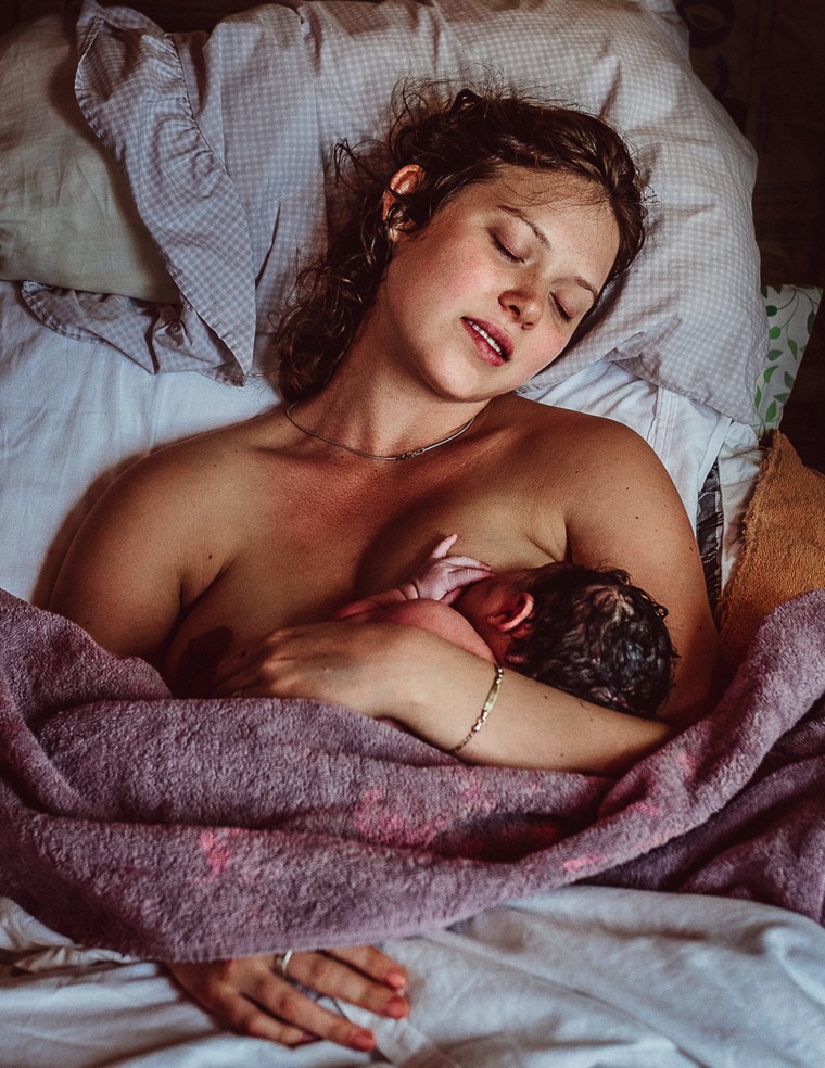 Maryah Laine was photographed breastfeeding her daughter for the first time.