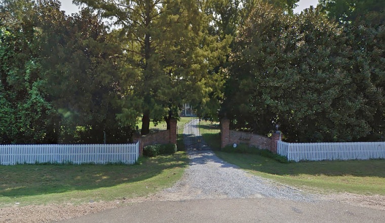 The entrance to Belmont Plantation in Greenvilee, Miss.