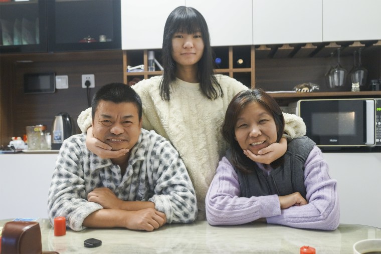 Zhifan Dong with her parents, Mingsheng Dong and Junfang Shen.
