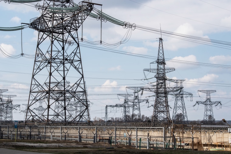 Des piliers électriques à la centrale nucléaire de Zaporizhzhia à Energodar, en Ukraine, le 5 avril 2022.