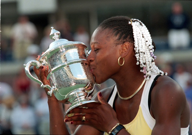 Image: Serena Williams Kisses Trophy