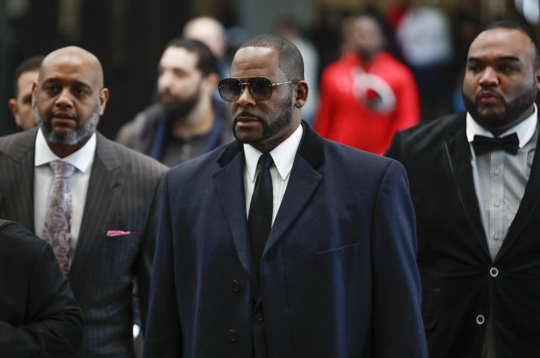 R. Kelly trial: Vlogger charged after fan accused her of assault