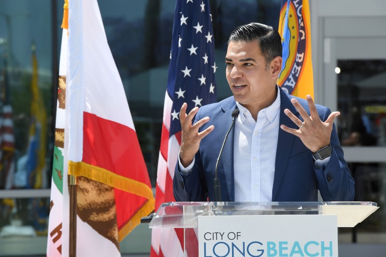 Gambar: Walikota Robert Garcia berbicara pada upacara pemotongan pita untuk membuka lobi tiket Bandara Long Beach yang baru, yang diadakan pada 27 April 2022, di Long Beach.