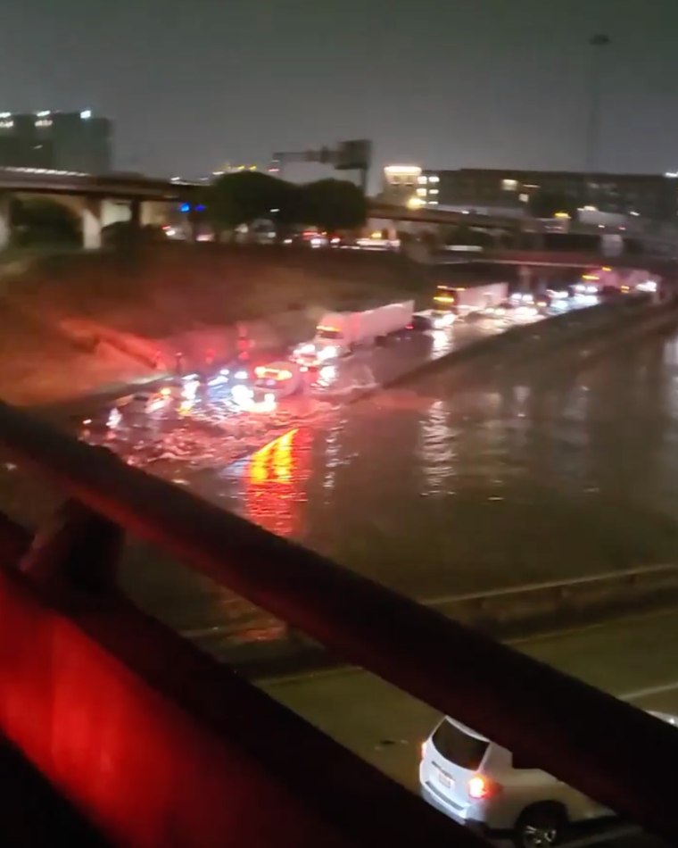 La pioggia battente ha lasciato le auto allagate domenica a Dallas.