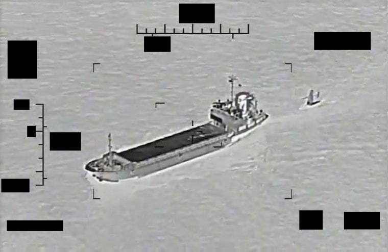 米海軍、アラビア湾で無人船を捕獲しようとするイランの試みを阻止