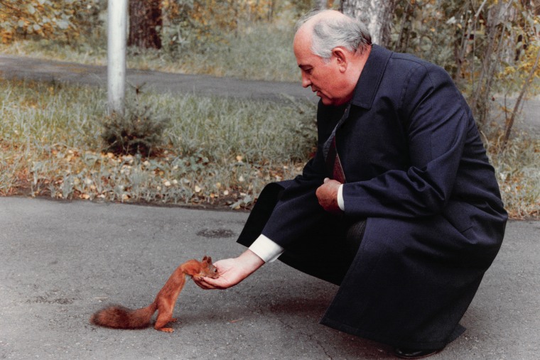 Mikhail Gorbatchev di rumahnya di Moskow pada 11 November 1989.