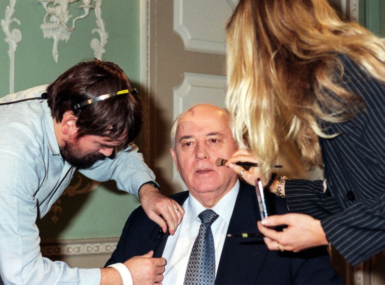 Teknisi studio melakukan penyesuaian pada menit-menit terakhir sebelum mantan Presiden Soviet Mikhail Gorbachev diwawancarai dalam program Breakfast with Frost BBC pada 27 Oktober 1996.