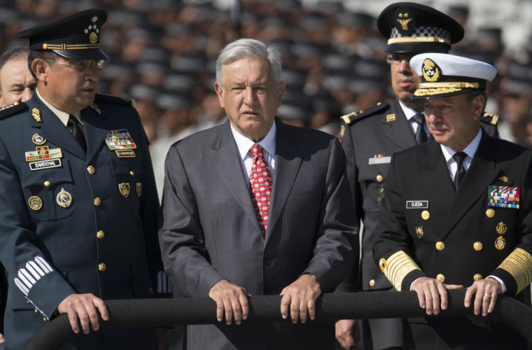 El presidente de México, Andrés Manuel López Obrador, junto al secretario de Defensa, el general Luis Crescencio Sandoval (izq.) y el secretario de la Marina, José Rafael Ojeda