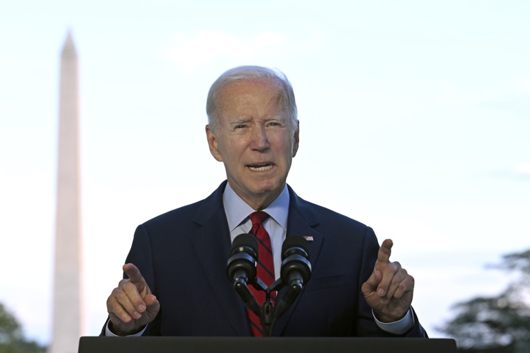 El presidente Joe Biden habla desde el balcón del Salón Azul de la Casa Blanca el lunes 1 de agosto de 2022, en Washington, mientras anuncia que un ataque aéreo estadounidense mató al líder de Al Qaeda Ayman al- Zawahri en Afganistán. 