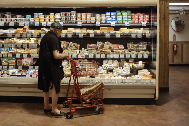 Un hombre hace sus compras en un supermercado de Nueva York, el 27 de julio de 2022.