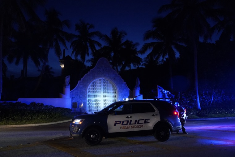 La policía se para frente a la entrada de la propiedad Mar-a-Lago del expresidente Donald Trump, el lunes 8 de agosto de 2022, en Palm Beach, Florida.