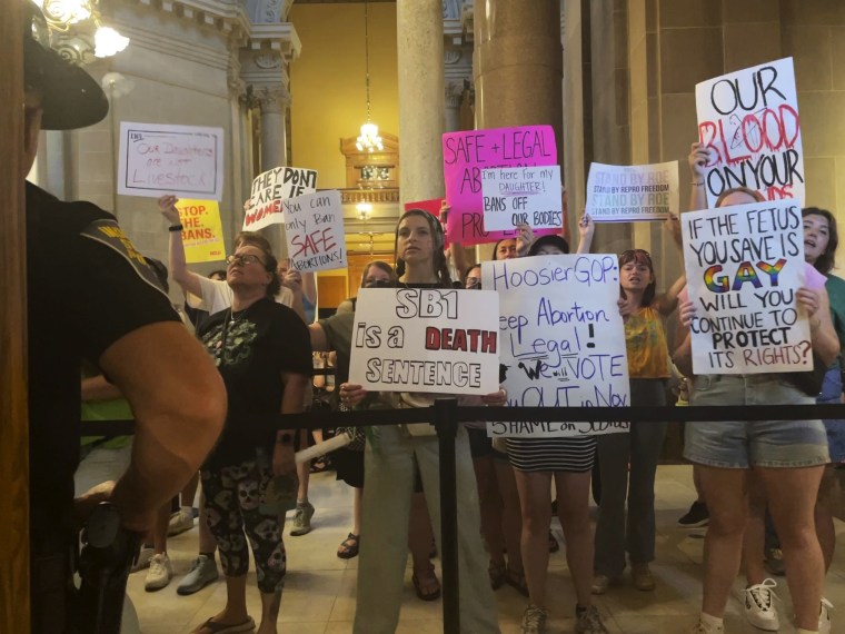 Manifestantes a favor del derecho al aborto llenan los pasillos del capitolio estatal de Indiana, el viernes 5 de agosto de 2022.