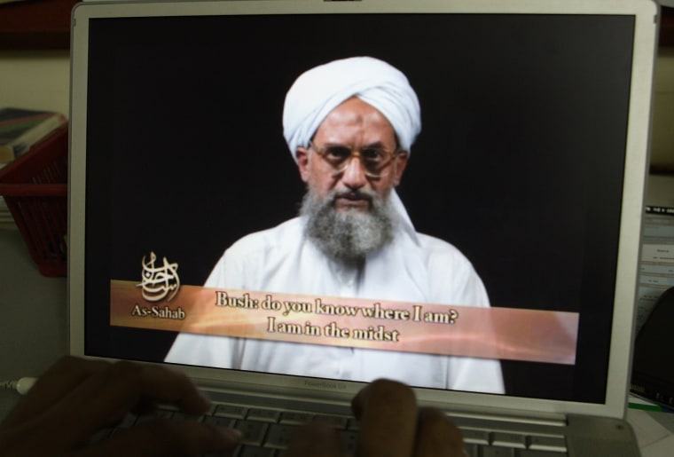  Ayman al-Zawahri de Al Qaeda habla en Islamabad, Pakistán, el 20 de junio de 2006, visto en una pantalla que reproduce un DVD preparado por Al-Sahab production.