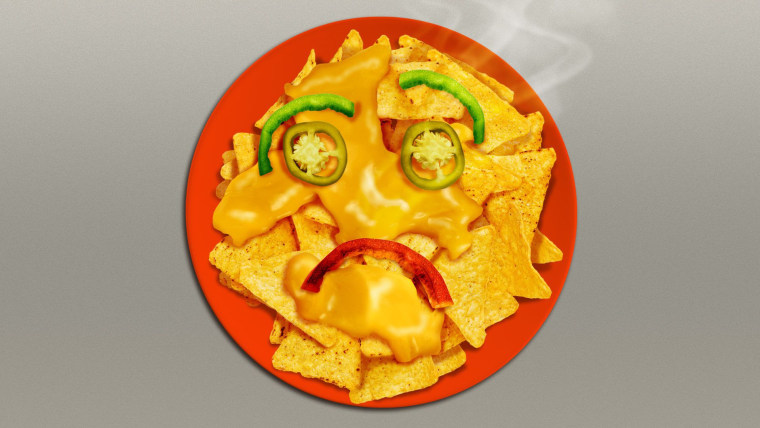 Ilustración de un plato de nachos con totopos y salsa de queso, donde el jalapeño y las rodajas de chile están en forma de cara triste