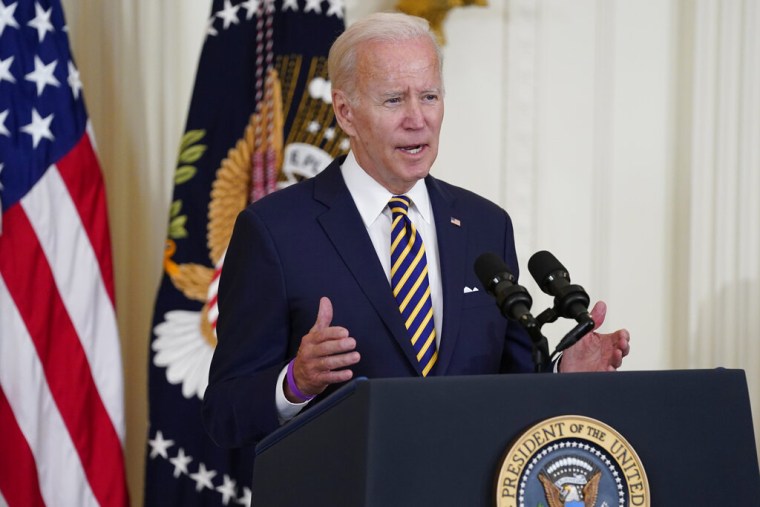 El presidente Joe Biden dando un discurso en la East Room de la Casa Blanca el 10 de agosto de 2022.
