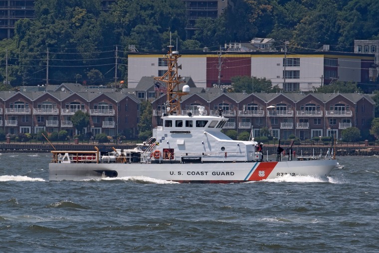 Un buque de la Guardia Costera navega por aguas del río Hudson.