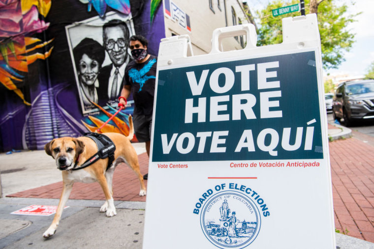 Un cartel muestra la entrada a un centro de votación en Washington D.C.