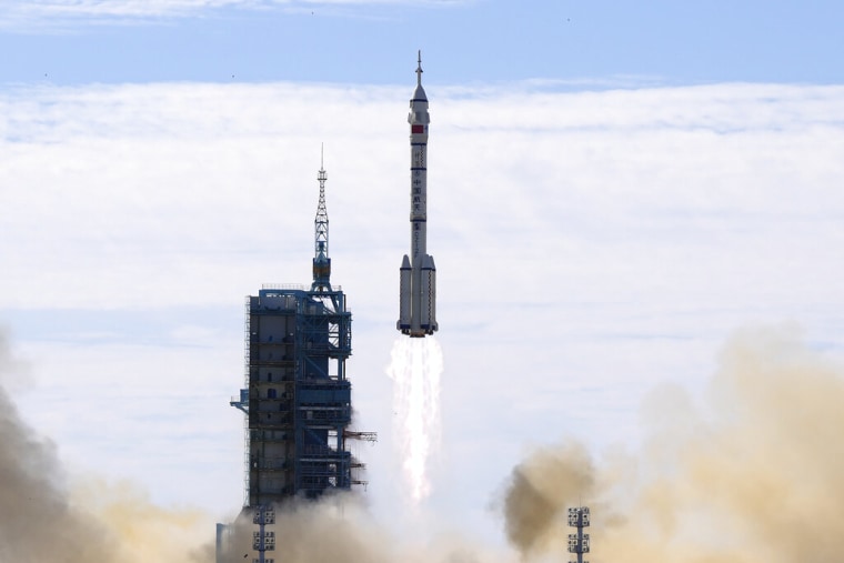 Un cohete Long March-2F Y12 despega en el Centro de Lanzamiento de Satélites de Jiuquan, en el noroeste de China, en esta foto de archivo del 17 de junio de 2021. China planea más de 40 lanzamientos para 2022.