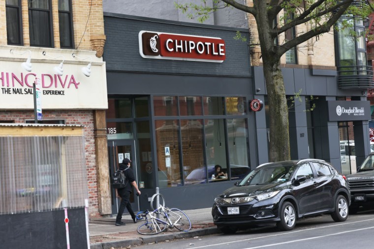 Una persona pasa por delante de un Chipotle Mexican Grill en el barrio de Park Slope el 29 de abril de 2021 en el barrio de Brooklyn de Nueva York.