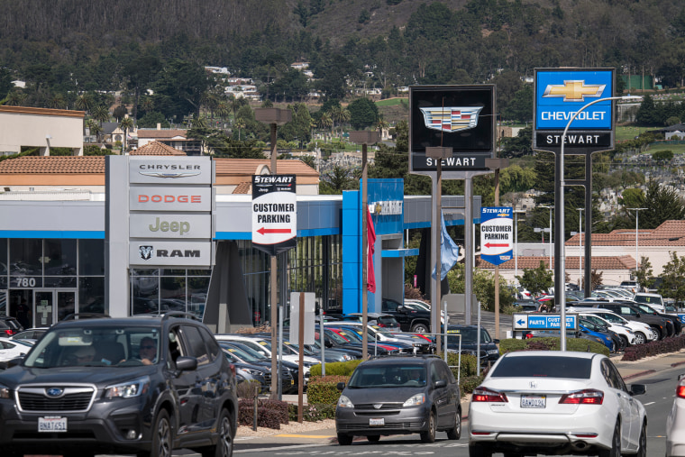 Varios concesionarios de automóviles en Colma, California.