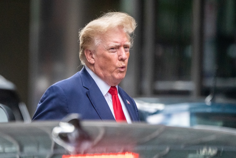 El expresidente Donald Trump sale de la Trump Tower en Nueva York, el 10 de agosto de 2022.