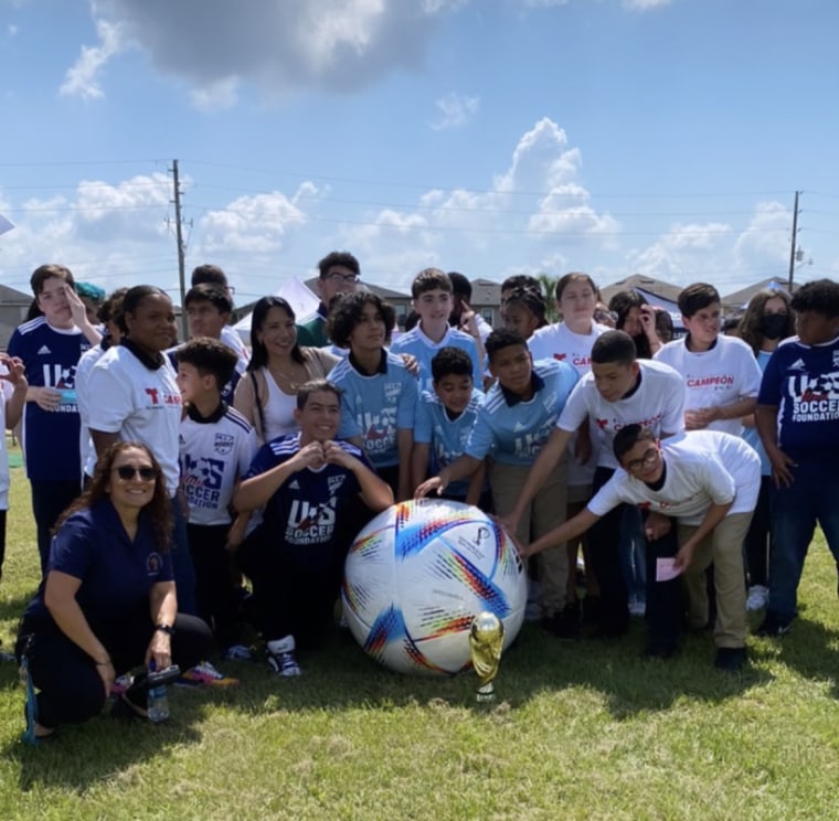 Clínica de fútbol en Orlando en la escuela media de Kissimmee
