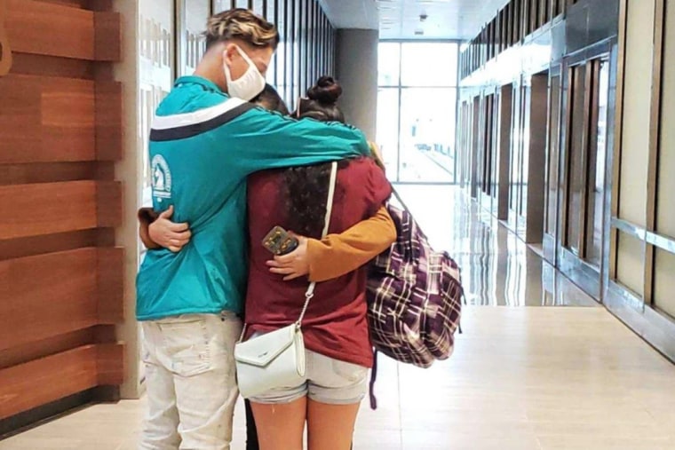 Yudissa abraza a su hijo y a su hija en el aeropuerto de Tampa, Florida, el 20 de junio de 2021, donde se reunieron tras pasar años separados.
