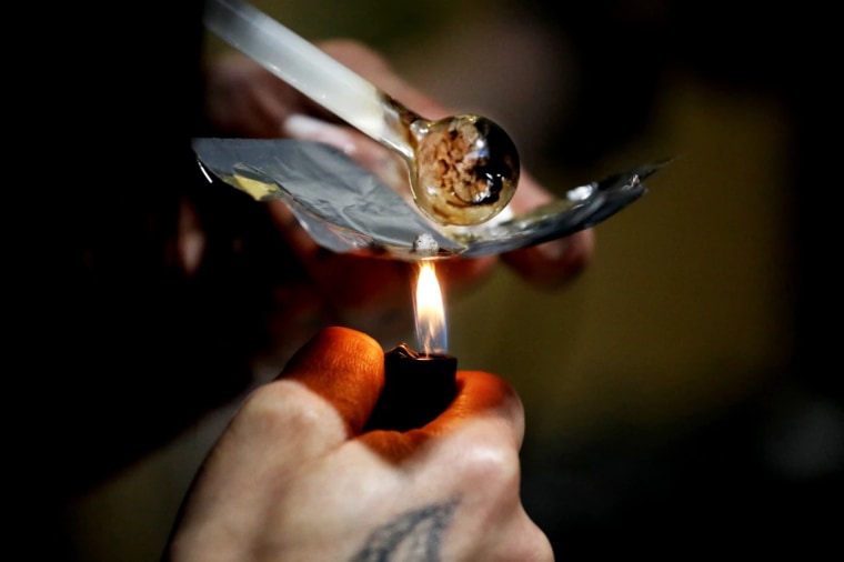 Una persona fuma fentanilo a través de una pipa de vidrio en Vancouver, en la Columbia Británica, el 3 de mayo de 2022.