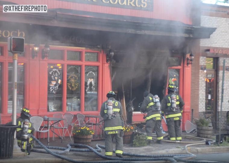 Bomberos acuden al restaurante donde ocurrió en incendio en Arlington.