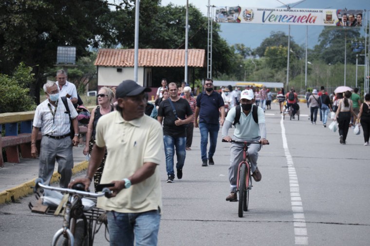 Peatones cruzan el puente internacional Francisco de Paula Santander mientras se reabre cerca de la frontera con Colombia en Táchira, Venezuela, el lunes 8 de agosto de 2022.