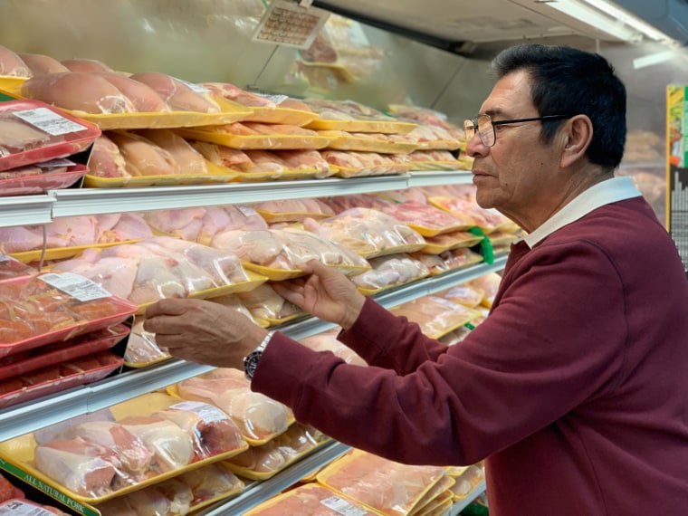 Un cliente de origen mexicano compra en un supermercado latino en Commerce, California.