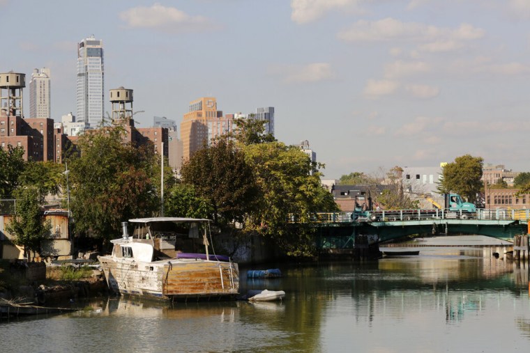 Una imagen de archivo del canal Gowanus en Brooklyn, Nueva York, contaminado con agua del drenaje de la ciudad.