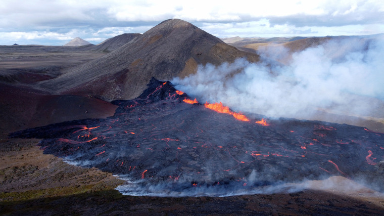 TOPSHOT-ICELAND-VOLCANO-ERUPTION