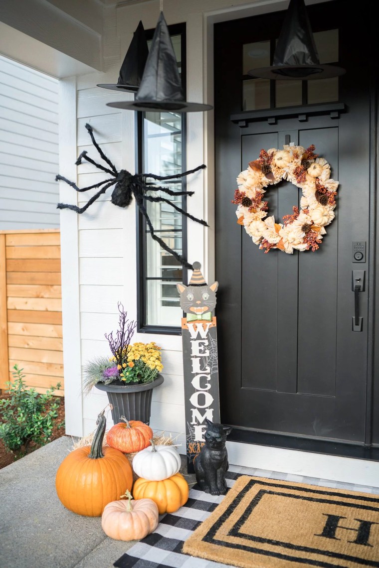 giant spider door decoration