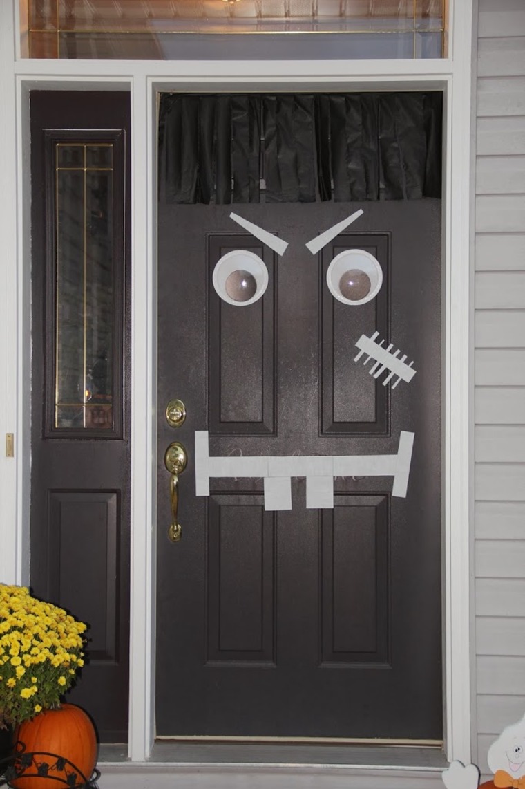 scary face door decoration