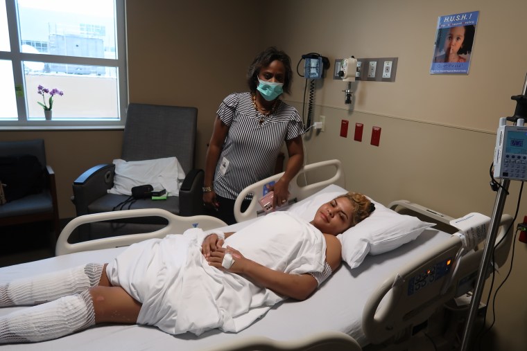 Alicia Pérez (izquierda) ha cuidado de Bárbara Viltres desde que despertó en un hospital de Miami tras dos semanas en coma. 