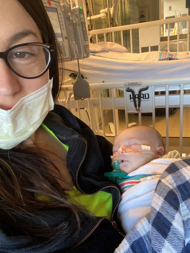 Después de 10 días en el hospital, Jaxon estaba lo suficientemente bien como para regresar a casa. Sus padres compartieron su historia para crear conciencia sobre el parechovirus.