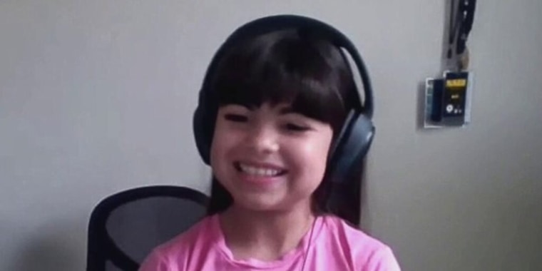 María Paula Mazón, a 10-year-old singer, imitates Selena Quintanilla.