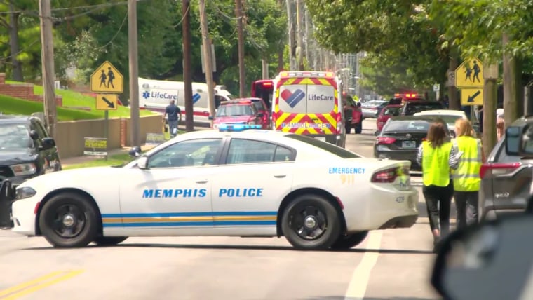 La policía de Memphis responde al colapso parcial del techo en la escuela primaria Cummings.
