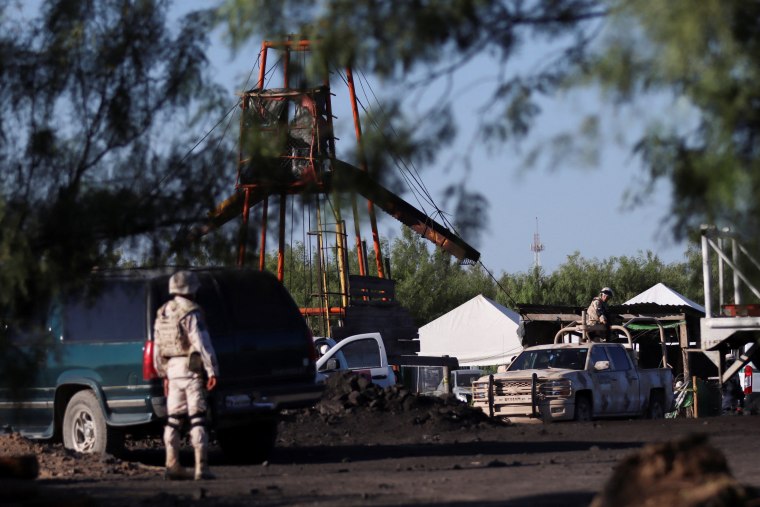 Miembros del Ejército mexicano frente a una de las entradas a la mina durante el operativo de rescate.