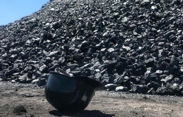 Un casco frente a la boca de una mina de carbón en Sabina, Coahuila, donde nueve mineros quedaron atrapados tras una inundación repentina, el 3 de agosto de 2022.