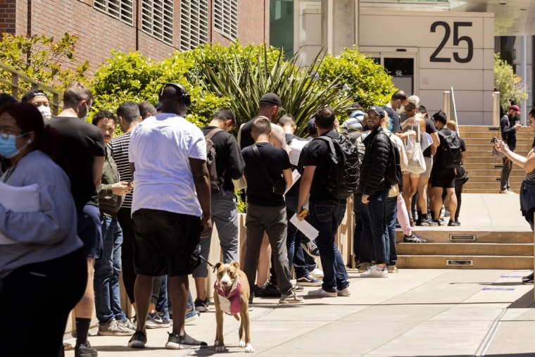 La gente hace largas filas para recibir la vacuna contra la viruela del mono en el Hospital General de San Francisco, el 12 de julio de 2022.