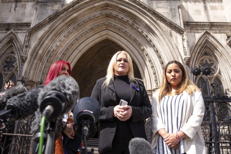 La madre de Archie Battersbee, Hollie Dance, en el centro, habla con los medios de comunicación fuera de los tribunales reales de justicia en Londres el 25 de julio.